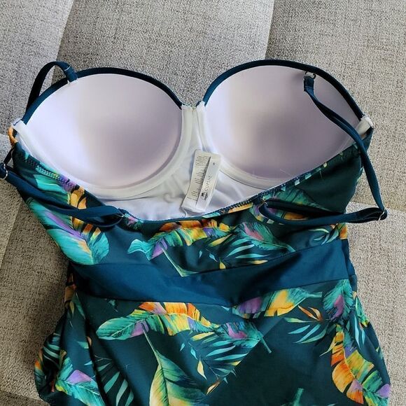 Beautiful Cupshe Swimsuit - Picture 6 of 8